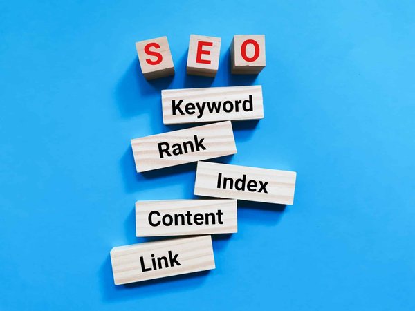 Quels sont les éléments à considérer pour une bonne stratégie SEO ?